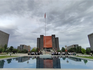 信息技術(shù)學(xué)院舉行升國(guó)旗儀式