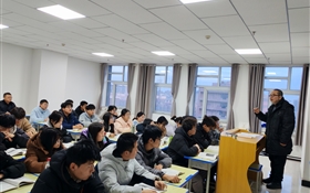 校長(zhǎng)李海軍深入聯(lián)系班級(jí)、宿舍、課堂與學(xué)生談?chuàng)?dāng)、話成長(zhǎng)